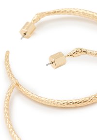 Orecchini a cerchio intrecciati in oro con superficie testurizzata e accessori a forma quadrata ad ogni estremità. Design leggero per un facile utilizzo.