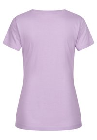 Fialové tričko s krátkym rukávom. Mäkký bavlnený materiál, priliehavý strih, okrúhly výstrih a hladká štruktúra bez viditeľných vzorov alebo ozdôb.