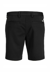 Shorts noirs en tissu uni, avec devant plat, passants pour ceinture et deux poches arrière. Design épuré sans motifs ni accents apparents.