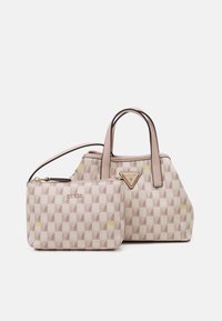 Deux sacs à carreaux beige de la marque Guess, un petit porte-poignet avec fermeture éclair et un sac à main plus grand avec deux poignées, exposés sur un fond blanc.