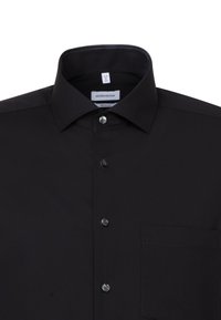 Camicia da uomo in cotone nero con collare a punta, apertura con cinque bottoni e taschino sul petto. Presenta una texture liscia e una vestibilità regolare.