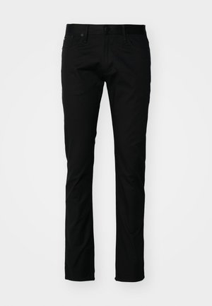 Calças slim-fit pretas feitas de tecido suave, com um design clássico de cinco bolsos, fecho de botão e detalhes de costura discretos.