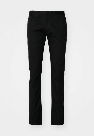 Pantalones negros ajustados de tejido suave, con un diseño clásico de cinco bolsillos, cierre de botón y detalles de costura sutiles.