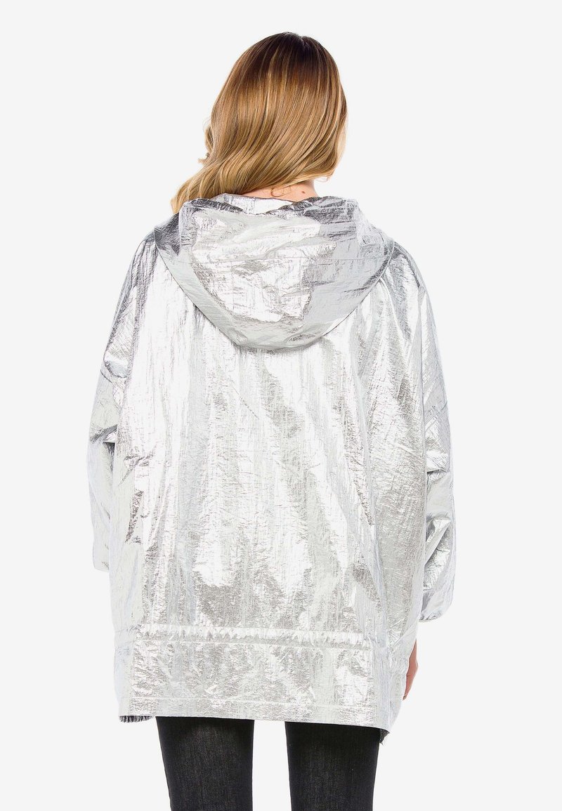 Damen Leichte Jacken | Cipo & Baxx MIT PRAKTISCHER KAPUZE Regenjacke / wasserabweisende Jacke silver/silberfarben - JM82478 Damen Leichte Jacken | Cipo & Baxx MIT PRAKTISCHER KAPUZE Regenjacke / wasserabweisende Jacke silver/silberfarben - JM82478