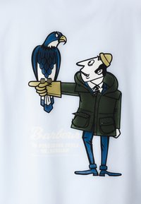 Grafická tričko s potiskem, na kterém je karikatura muže v zeleném kabátu a klobouku, který drží modro-bílého sokola na svém paži, s textem "Barbour" níže.