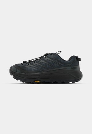 Juodos trailinių bėgimo bateliai su tekstūruota medžiaga, elastinga raištelių sistema ir Vibram padu. Yra atspindinčių akcentų ir palaikančios struktūros.