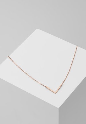 Collier en or rose avec un pendentif en forme de V sur une chaîne fine, présentant une surface lisse et une finition polie, exposé sur un socle blanc.