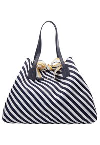 Borsa a strisce diagonali blu navy e bianche con manici in pelle nera e una sciarpa legata a strisce gialle e bianche al centro superiore.