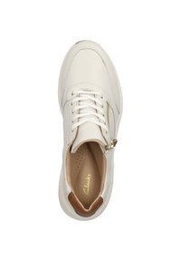 Zapatilla de cuero blanca con punta redondeada, diseño de cordones y cremallera lateral. Acentos marrones en el talón y plantilla texturizada.