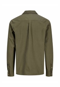 Olivovo zelená košeľa s dlhými rukávmi, golierom, manžetami na gombíky a hladkou textúrou látky. Má stredný zadný záhyb pre uvoľnený strih.