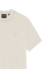 Helles beiges Baumwoll-T-Shirt mit kurzen Ärmeln, ausgestattet mit einem weißen gerippten Rundhalsausschnitt und einem gestickten Logo auf der oberen linken Brust.