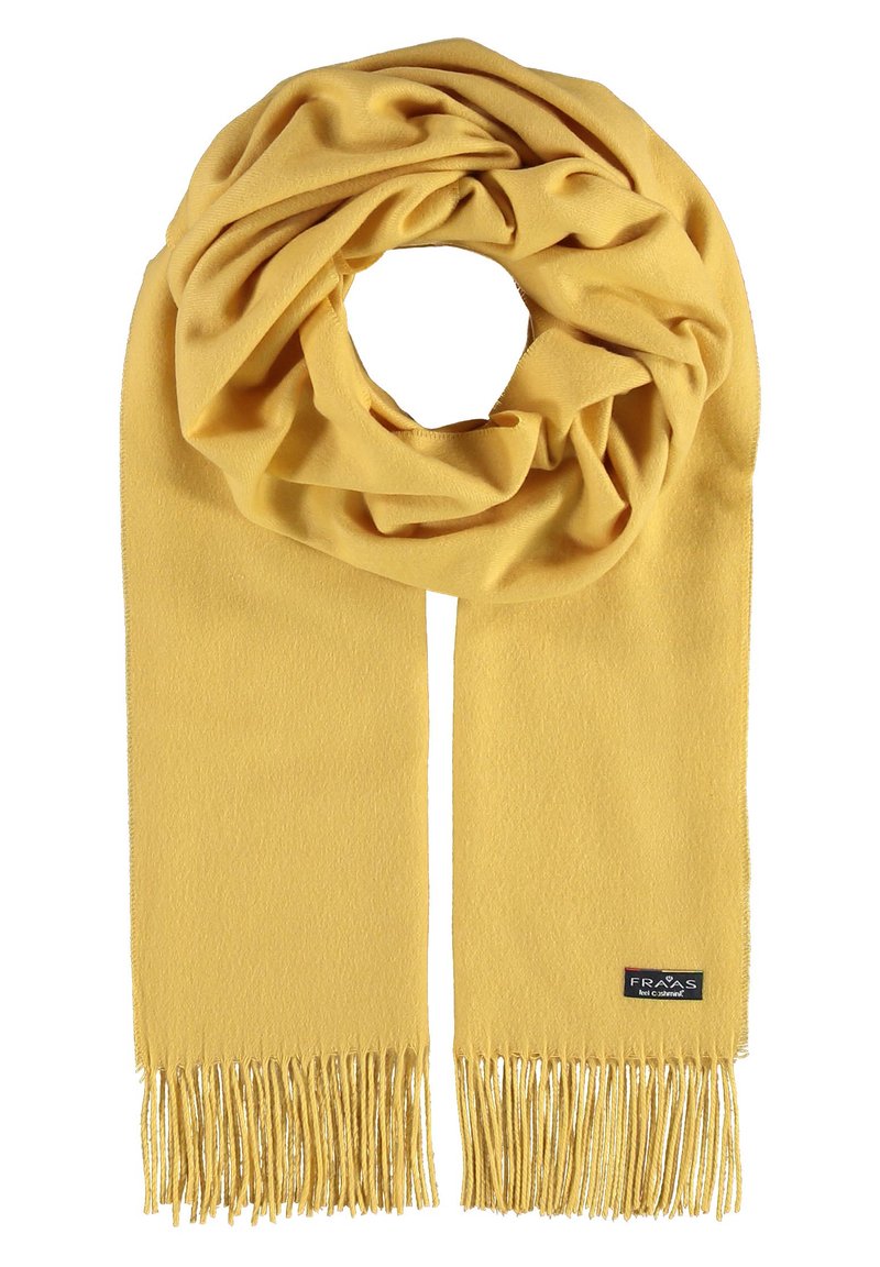 Écharpe jaune faite d'un tissu doux, avec une finition texturée et des bords frangés. Forme circulaire lorsqu'elle est enroulée, avec une étiquette de marque attachée.