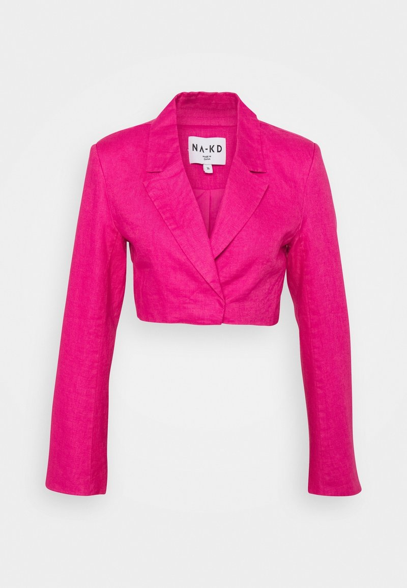 Veste courte rose vif à manches longues et revers crantés, taille petite, présentée sur un fond blanc uni.