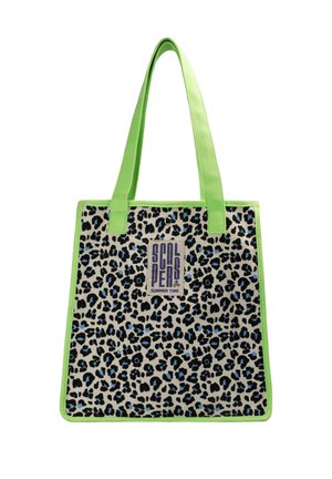 Bolso tote con asas y ribetes verdes, estampado de leopardo en negro y azul, y un parche con el logo "Scalpers Summer Time" en el frente.