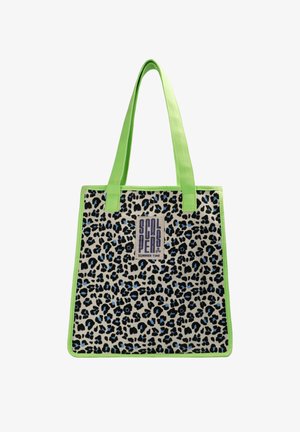 Bolso tote con asas y ribetes verdes, estampado de leopardo en negro y azul, y un parche con el logo "Scalpers Summer Time" en el frente.