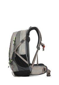 Sac à dos gris et noir avec un motif à carreaux. Il dispose de bretelles matelassées, de plusieurs poches et de bretelles réglables.