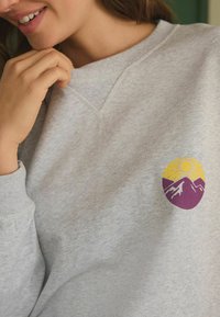 Next SET - Yöasusetti - grey purple mountain