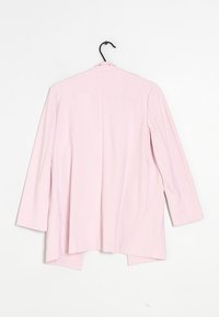 Ljusrosa blazer med en slät textur, långa ärmar och en något utsvängd nederkant baktill. Har en enkel kragsdesign och rena linjer.