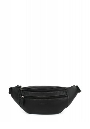 Marsupio in pelle nera con una texture liscia, forma curva, due scomparti con zip e una tracolla regolabile.