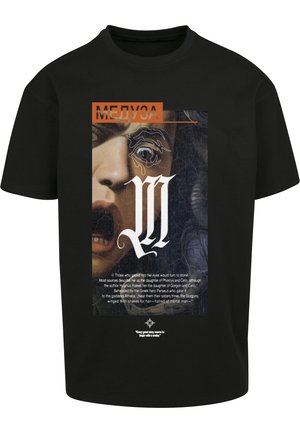 Juodas marškinėliai su grafiniu dizainu, kuriame pavaizduota veidas, tekstas "МЕДУЗА" ir didelis stilizuotas "M". Medžiaga atrodo medvilninė su lygiu paviršiumi.