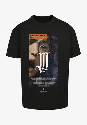 Juodas marškinėliai su grafiniu dizainu, kuriame pavaizduota veidas, tekstas "МЕДУЗА" ir didelis stilizuotas "M". Medžiaga atrodo medvilninė su lygiu paviršiumi.