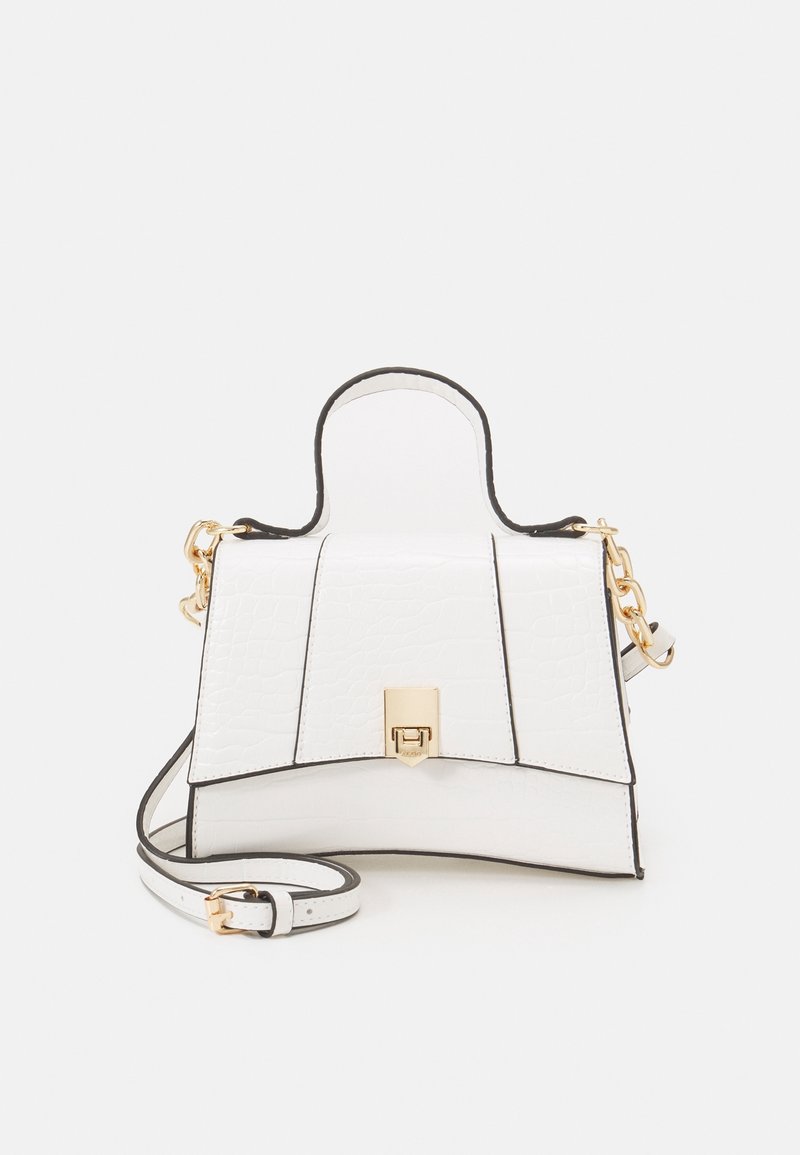 Sac à main structuré blanc avec texture croco, poignée supérieure, fermoir doré, accents chaîne et bandoulière ajustable sur fond blanc.