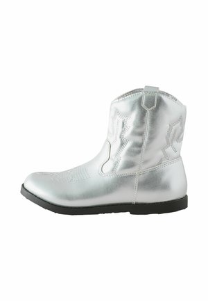 Zilveren metallic enkelboots met gestikte details, ronde neus en zwarte rubberen zool. Voorzien van een trekhaak aan de achterkant voor eenvoudig aan- en uittrekken.