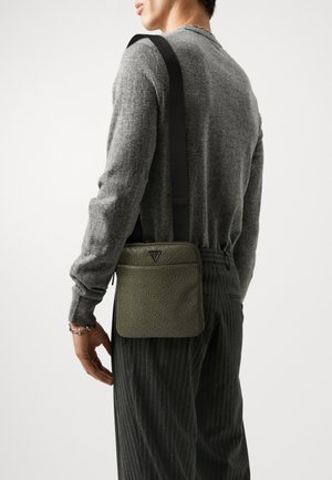 Guess, MILANO CROSSBODY FLAT - Skuldertasker - military green
