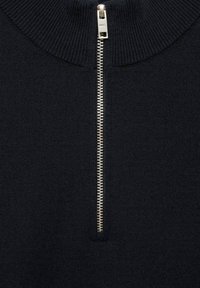 Pull noir à fermeture éclair avec un col montant, une texture côtelée et une fermeture éclair en métal argenté sur le devant.