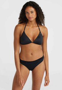 Svart bikini-set med triangelformad topp med tunna band och matchande låga bottoms. Slät textur och minimal detaljer.