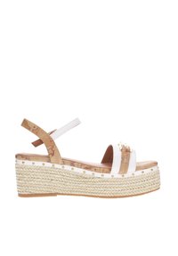 Sandali platform bianchi con cinture in sughero e suola in juta intrecciata, con dettagli dorati e una soletta imbottita.