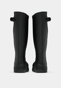 Botas altas de goma negras con superficie texturizada, suelas reforzadas y correas ajustables en la parte superior. Acabado liso con construcción duradera.