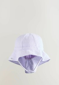 Lila Bucket Hat aus strukturiertem Stoff, mit breiter Krempe und gestreiftem Innenfutter. Kleines Herz-Logo an der Seite.