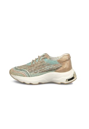Sneaker intrecciata marrone chiaro e verde acqua con suola bianca spessa e dettaglio metallico sul tallone, vista laterale, senza sfondo.