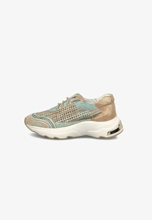 Lichtbruine en petrolkleurige geweven sneaker met dikke witte zool en metalen hielaccent, zijaanzicht, geen achtergrond.