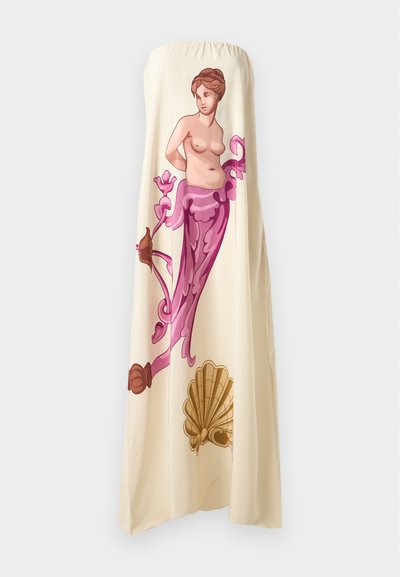 Bezplecu krēmveida kleita ar lielu, krāsainu klasiskas figūras ilustrāciju ar ziedu akcentiem rozā un brūnā krāsā, izceļot plūstošu dizainu.