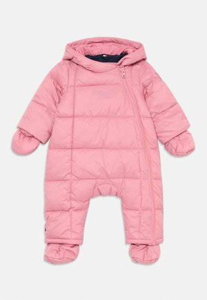 Tuta da neve imbottita rosa con chiusura a zip, cappuccio e muffole attaccate. Presenta una texture trapuntata con un logo sul petto.