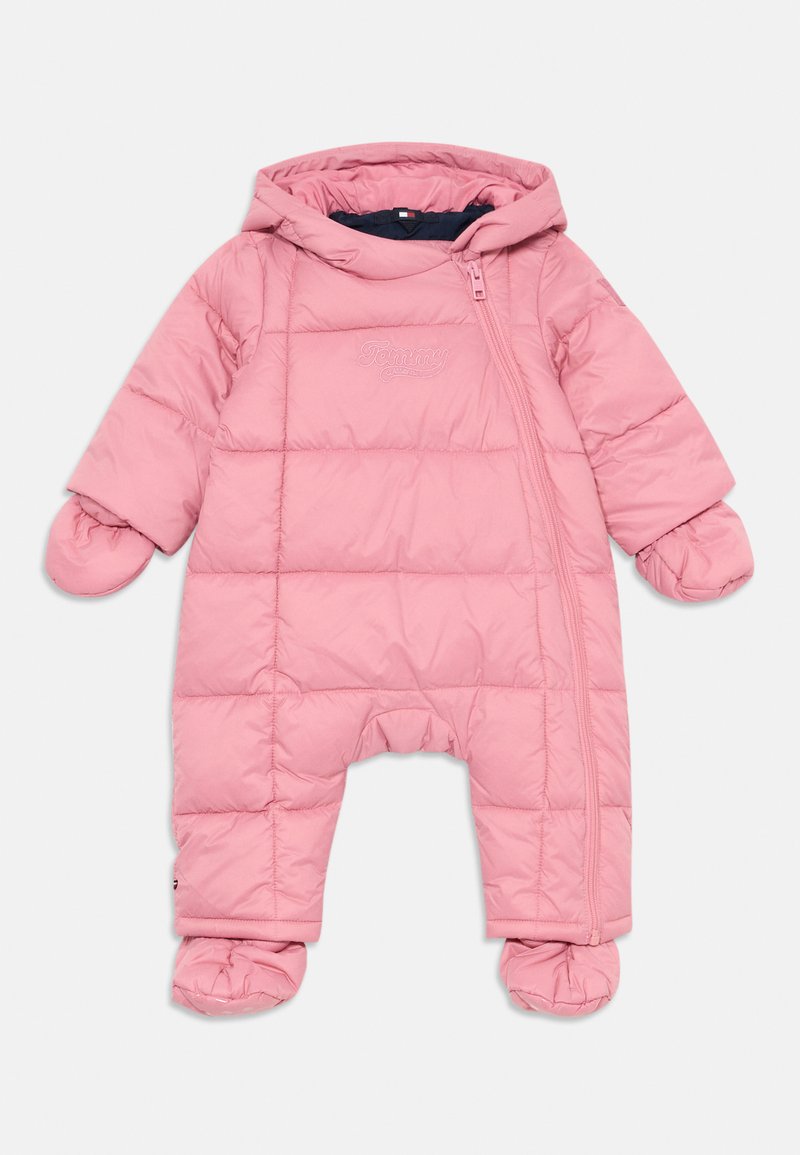 Ροζ επενδυμένο σακάκι χιονιού με φερμουάρ, κουκούλα και προσαρτημένα γάντια. Διαθέτει πικέ ύφασμα με λογότυπο στο στήθος.