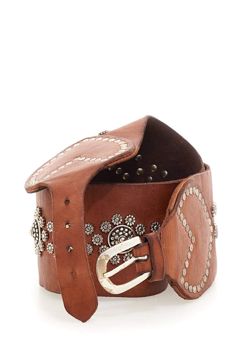 Cintura in pelle marrone con borchie e conchas in argento, design ampio con punta e fibbia, texture liscia con accenti decorativi.