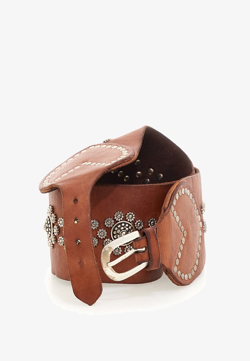Cintura in pelle marrone con borchie e conchas in argento, design ampio con punta e fibbia, texture liscia con accenti decorativi.