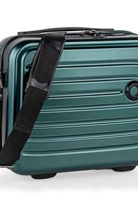 Maleta rígida verde con una superficie texturizada, ranuras horizontales, una correa negra para el hombro y un asa circular en el lateral.