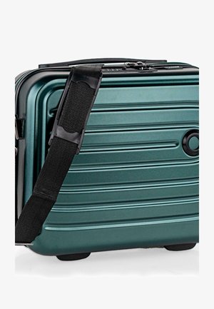 Maleta rígida verde con una superficie texturizada, ranuras horizontales, una correa negra para el hombro y un asa circular en el lateral.