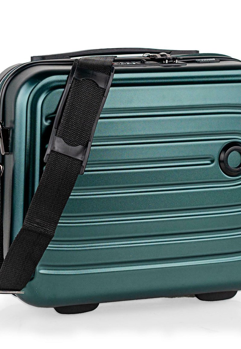 Maleta rígida verde con una superficie texturizada, ranuras horizontales, una correa negra para el hombro y un asa circular en el lateral.