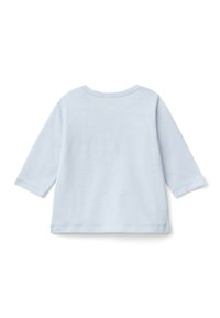 Jasnoniebieska koszulka dla małego dziecka z długim rękawem, pokazana z tyłu, z prostym przeszyciem i okrągłym dekoltem, na białym tle.