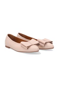 Rosa Leder-Ballerinas mit runder Zehenpartie, die ein großes Schleifchen auf der Vorderseite und einen niedrigen, gestapelten Absatz aufweisen. Insgesamt glatte Textur.