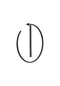 Schwarzes Hängeohrring mit einem dünnen, kreisförmigen Design und einem vertikalen Stababzeichen. Hergestellt aus Metall mit einer glatten Textur.