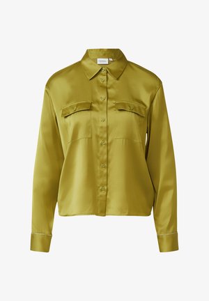Chemise boutonnée en satin vert olive à manches longues, avec deux poches à rabat sur la poitrine, col pointu et détails de poignets.