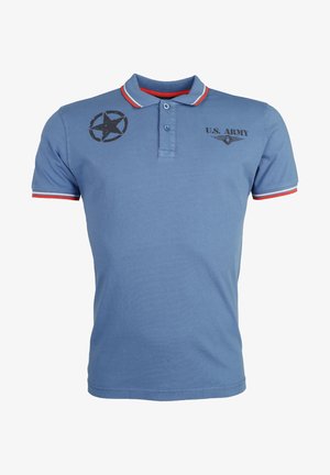 Blå polo skjorte lavet af bomuld, med krave, korte ærmer, sort stjerne logo og "U.S. ARMY" tekst med røde og hvide stribede accenter.