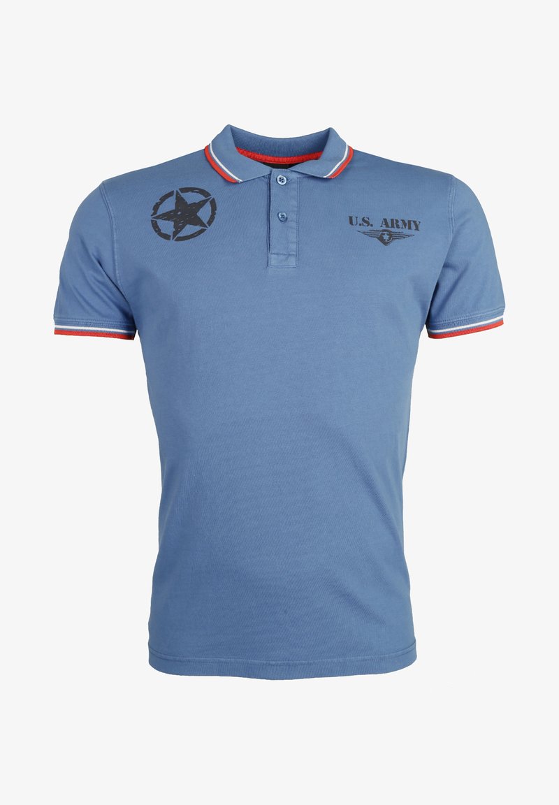 Ljusblå pikétröja i bomull med ett stjärnmotiv och texten "U.S. ARMY". Har röda och vita ränder på kragen och ärmsluten.