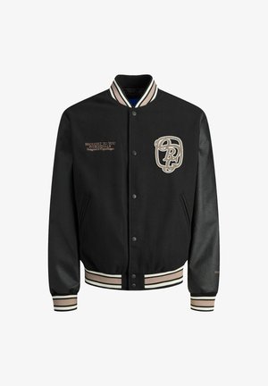 Crna varsity jakna s vunenim tijelom, kožnim rukavima, prugastim rebrastim manžetama i ovratnikom, te izvezenim logotipom sprijeda.